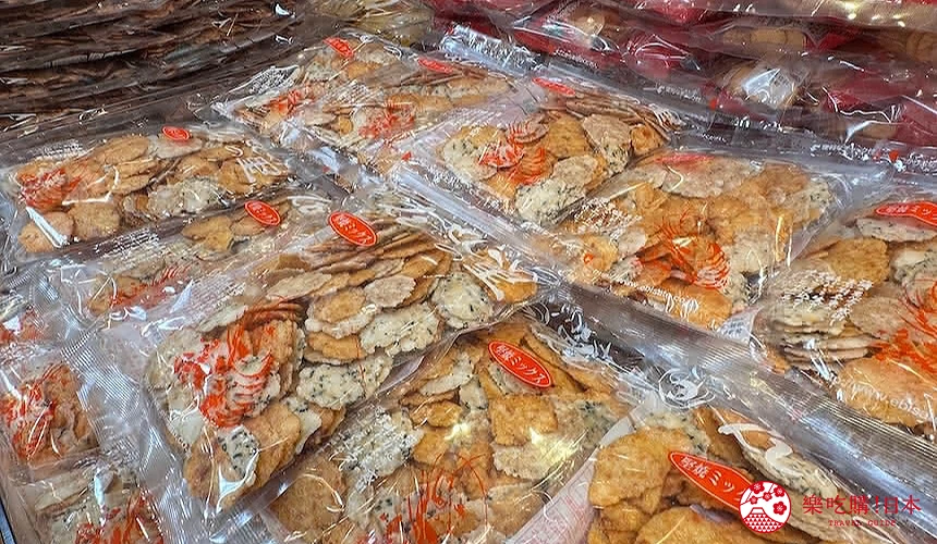 堆得滿山滿谷的蝦餅