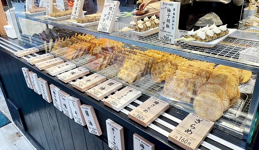 「寺子屋本舗」是一家專門販售手工製作的「濕米餅」和菓子店