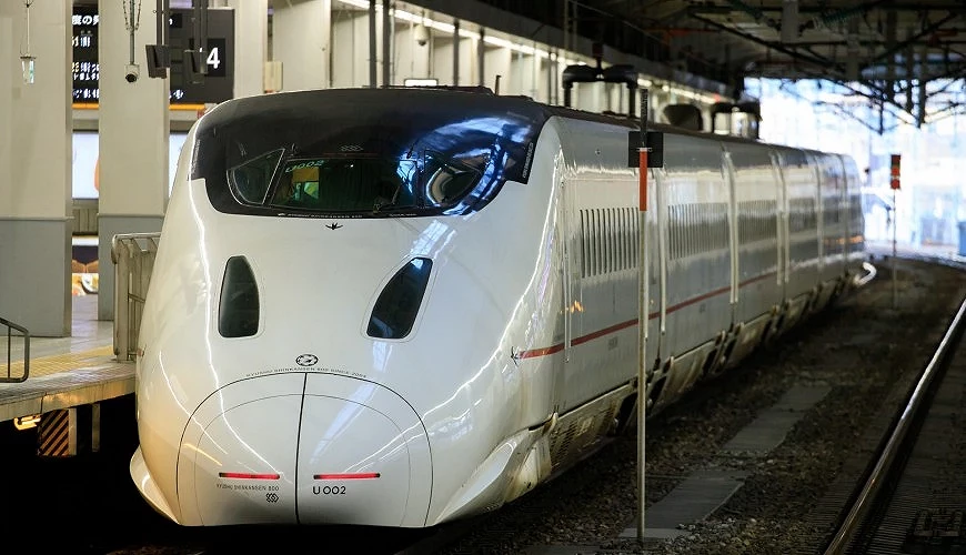 通過博多車站的新幹線