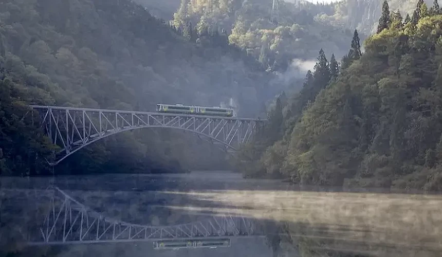河川上有鐵橋,鐵橋上有電車