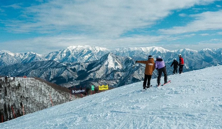 雪地場有人在滑雪板