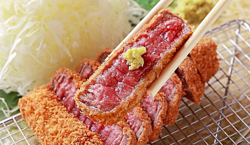 外皮酥脆金黃,裡面粉紅色的炸牛排