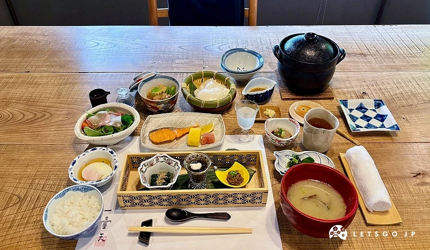 早餐套餐有烤魚、白飯、湯、豆腐與各種小菜