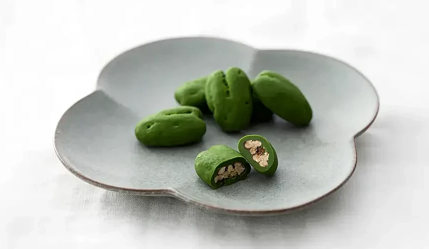 盛放抹茶巧克力豆的小盤子