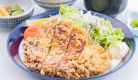 放在盤子裡的炸豬排,搭配生菜