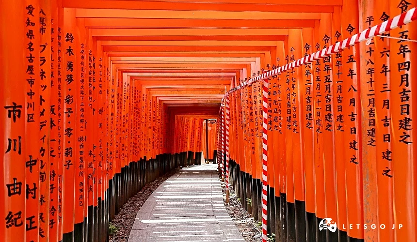 像隧道般的紅色鳥居