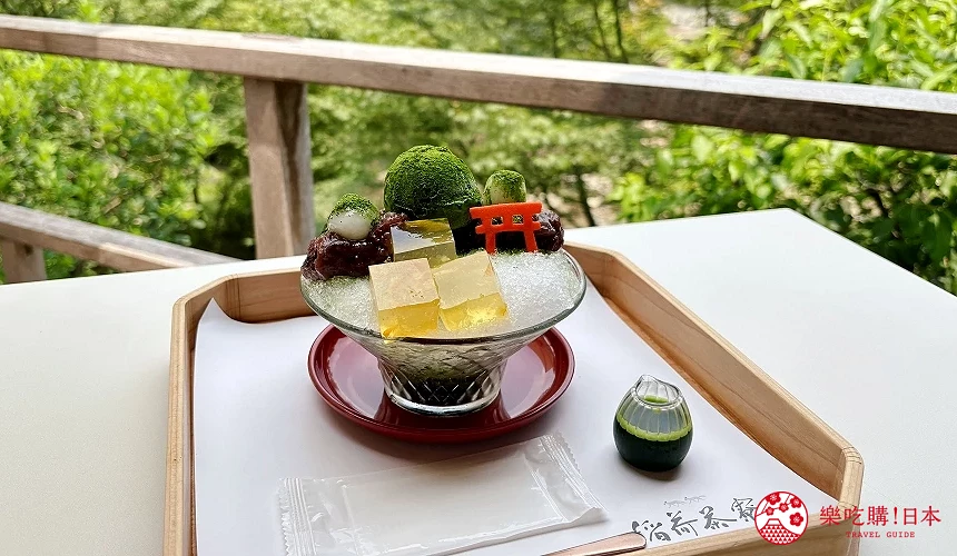 抹茶刨冰有紅色鳥居形狀的菓子裝飾