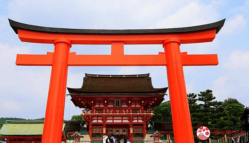 紅色大鳥居與神社建築