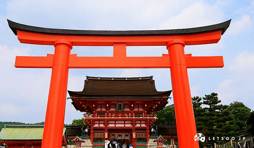 紅色大鳥居與神社建築