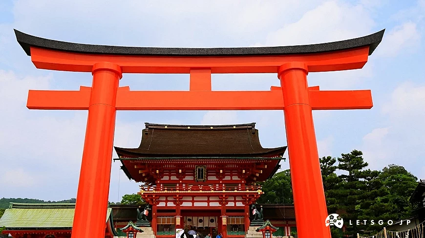紅色大鳥居與神社建築