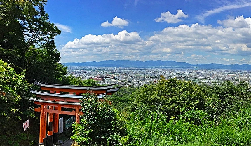 稻荷山上俯瞰京都市景
