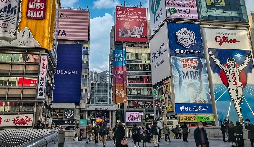 掛滿玲瑯滿目看板的大阪道頓堀街景