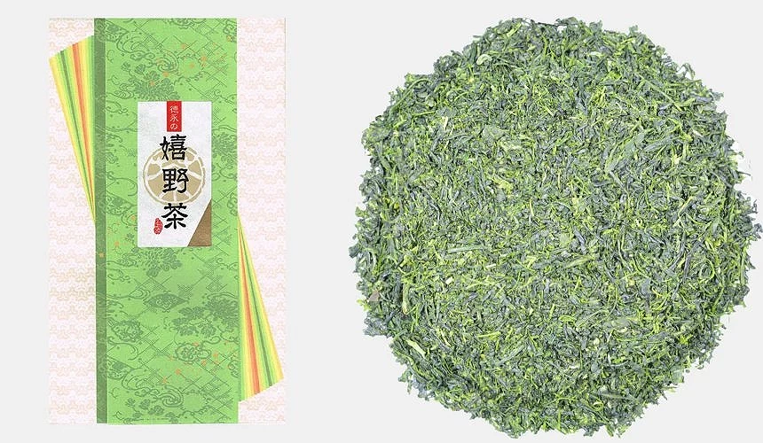 綠色長條茶葉包裝上印有「嬉野茶」字樣,旁邊擺放一堆碾製細碎的散裝綠茶茶葉