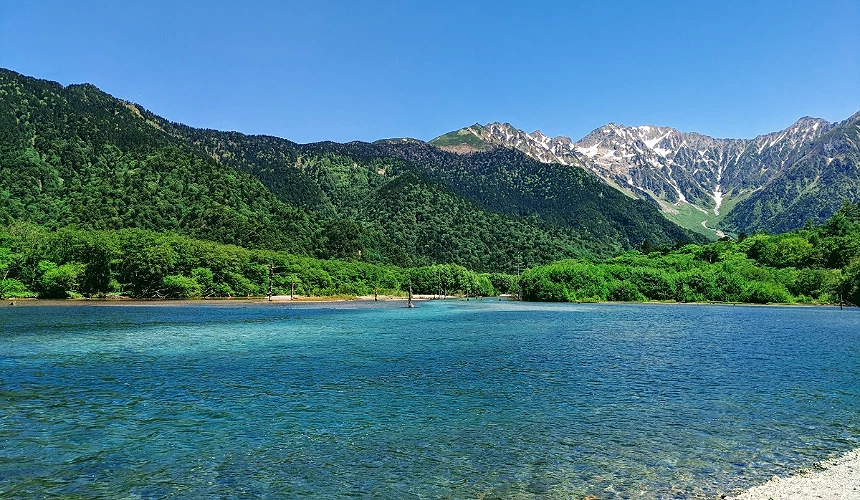 前景是湖水背景為翠綠群山的上高地大正池景觀