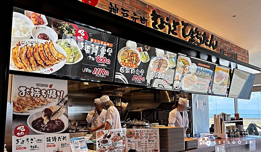 美食區的餃子店點餐口