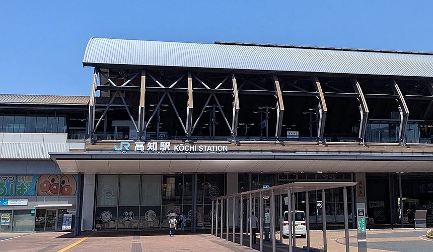 JR 高知車站的外觀