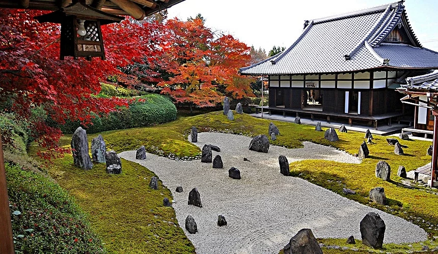 日式庭園內有紅楓、青苔、石塊