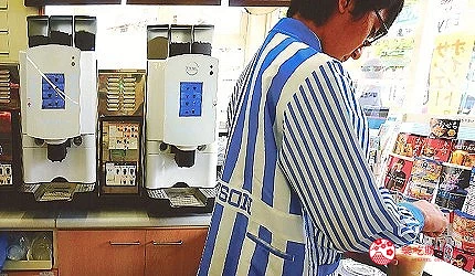 LAWSON 店員正細心泡咖啡