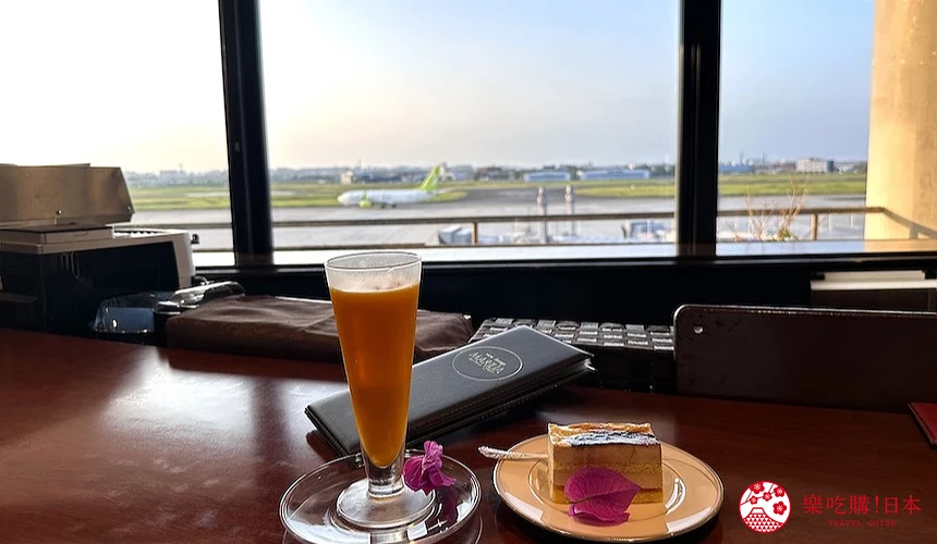 飛機觀景窗前有果汁、蛋糕
