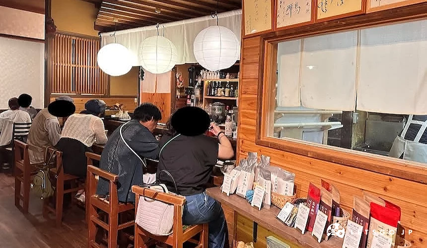 正在吃蕎麥麵的客人們