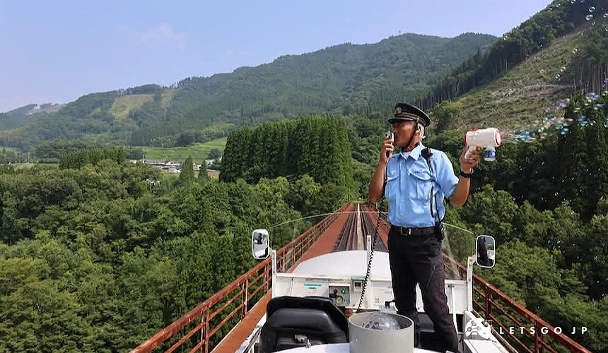 列車長站在電車上撒泡泡