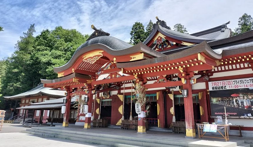 盛岡八幡宮門口有氣派的紅色神社屋簷