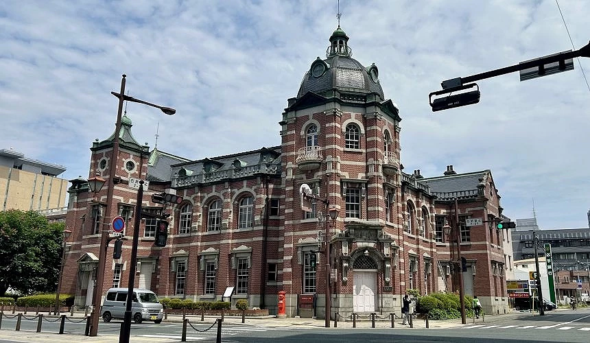 位於轉角處的歐式建築為岩手銀行紅磚館外觀