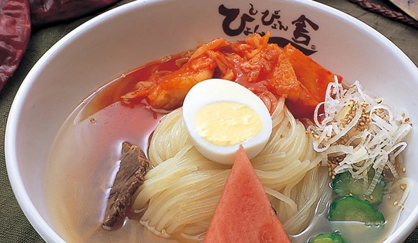 ぴょんぴょん舎冷麵上面有泡菜西瓜白煮蛋