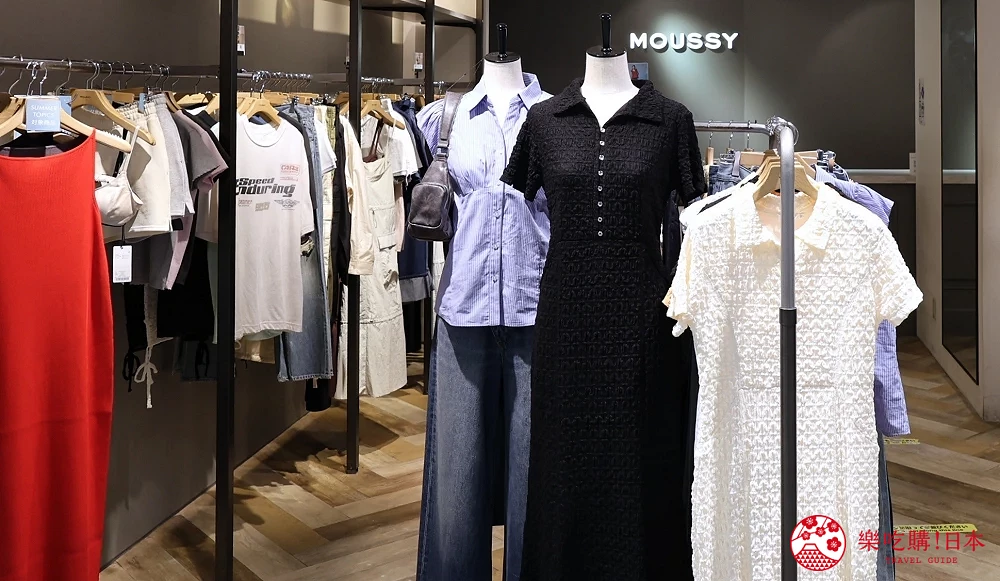 MOUSSY店內服飾商品與logo