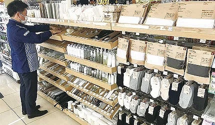 日本 LAWSON 裡,店員正在整理店內的無印良品專區