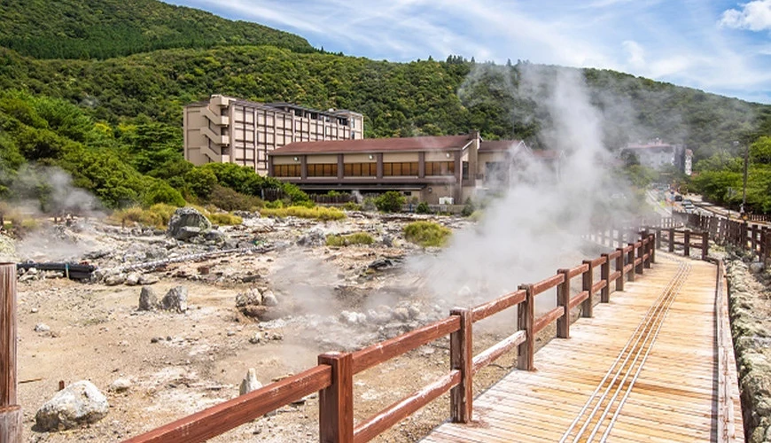 雲仙地獄從地面上飄散著濃濃的硫磺味以及白煙
