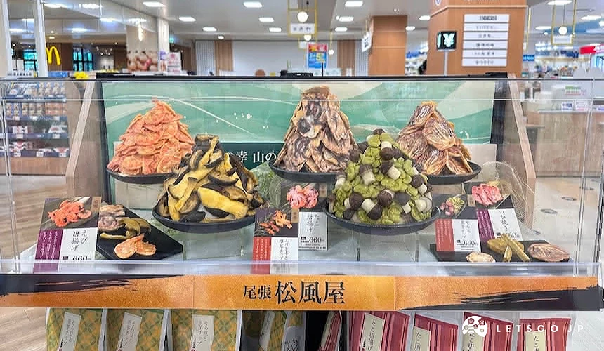 5個盤子上裝了不同口味蝦餅