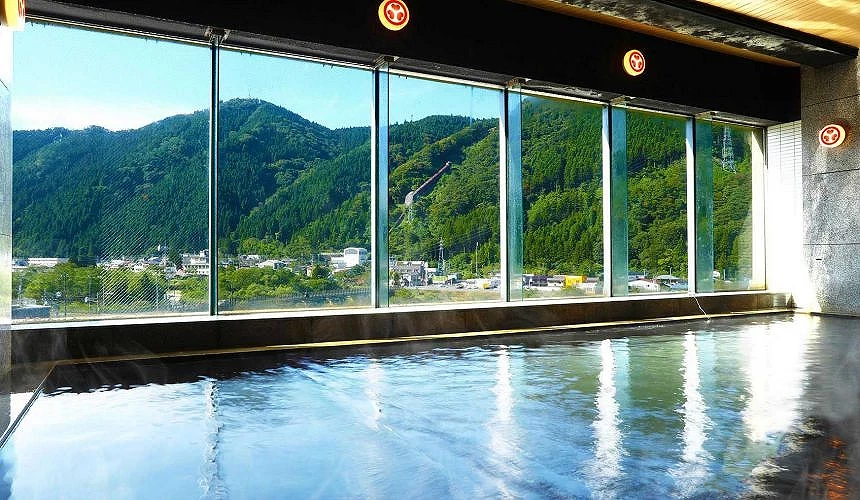 室內浴池外有山脈風景