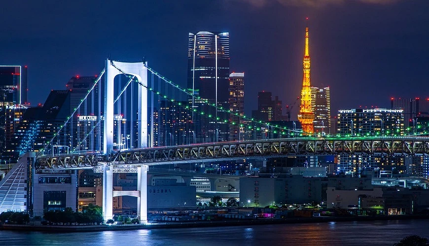 台場彩虹大橋夜景與遠方鐵塔景色