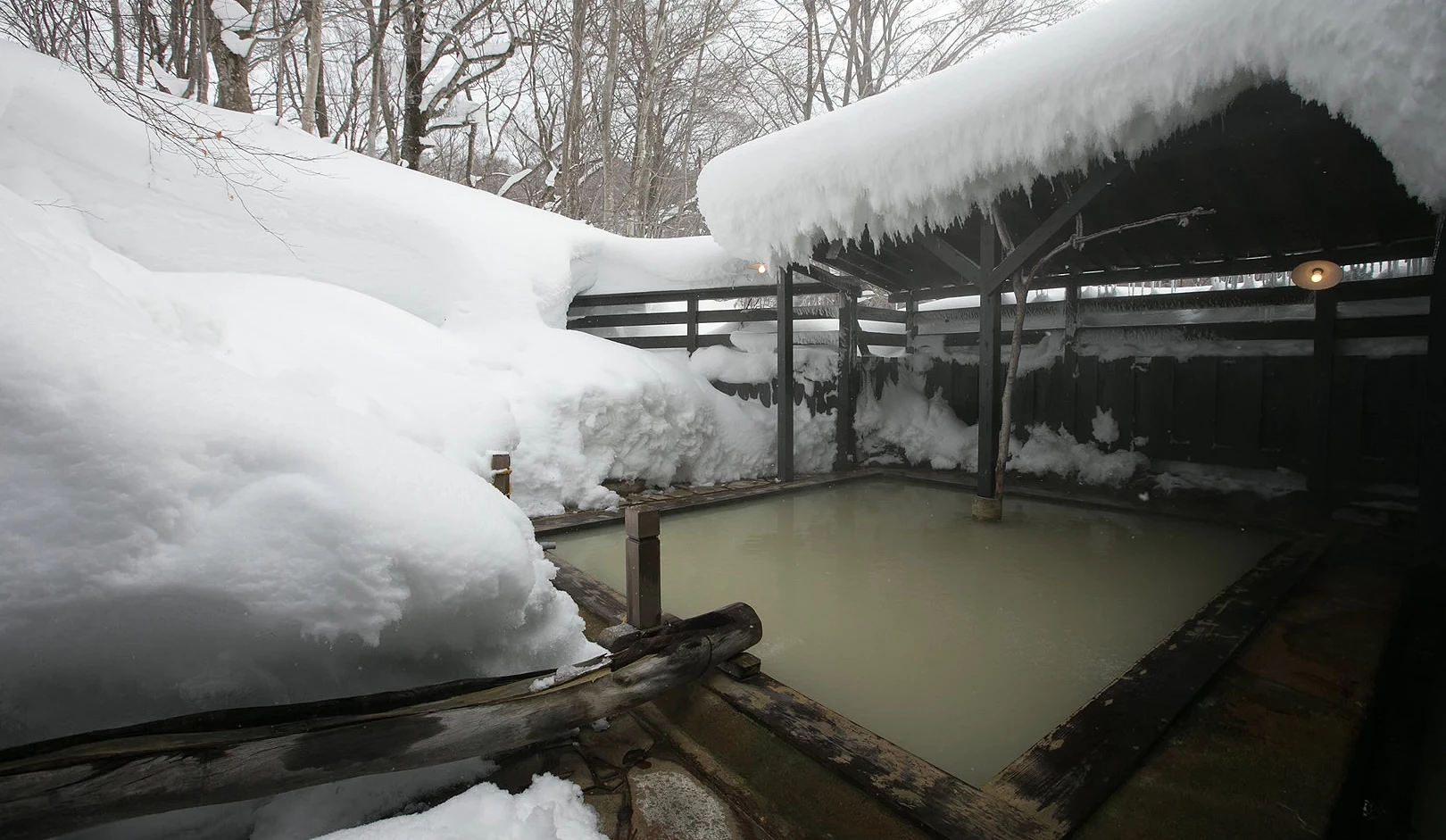 溫泉外的建築覆蓋雪