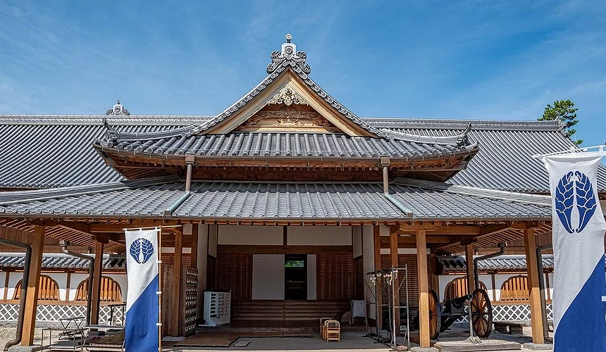 佐賀城本丸歷史館的正門建築,屋頂為日式黑瓦