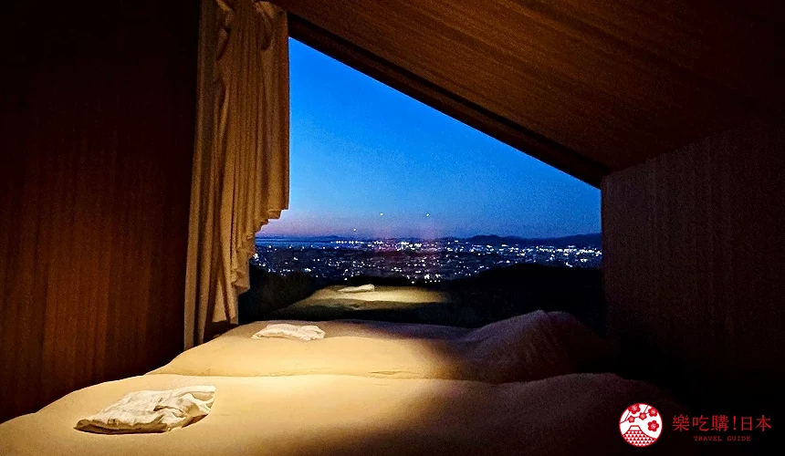 小木屋房間有大片窗景
