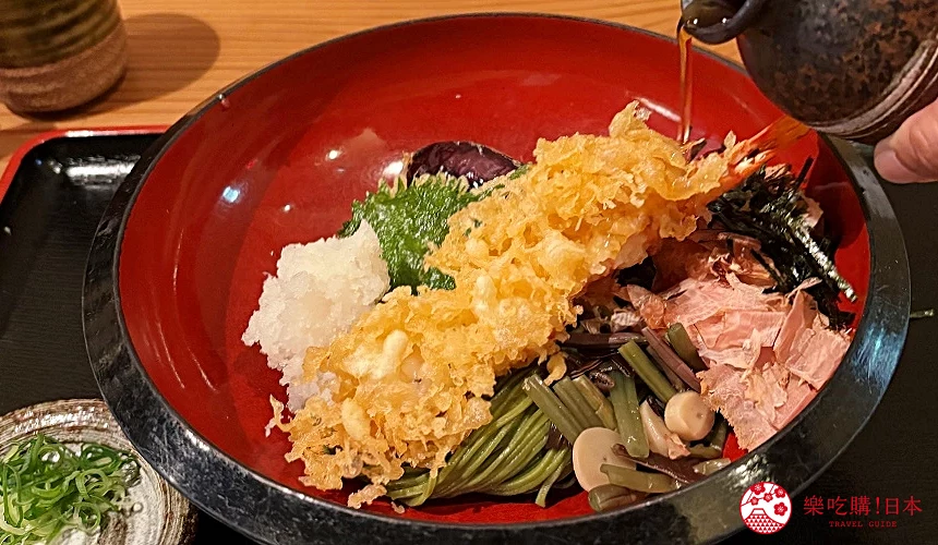 在炸蝦蕎麥麵注入高湯