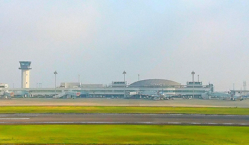 高松機場跑道後面是航空控制台