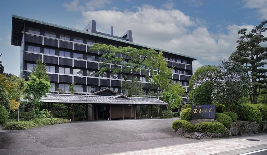 現代黑色建築外觀與日式屋簷入口相融合,周圍綠意環繞