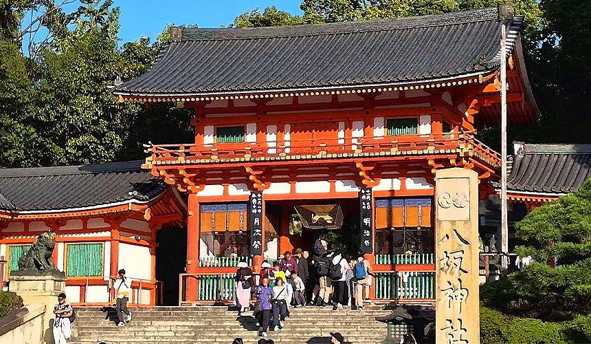 八坂神社外有許多參拜者