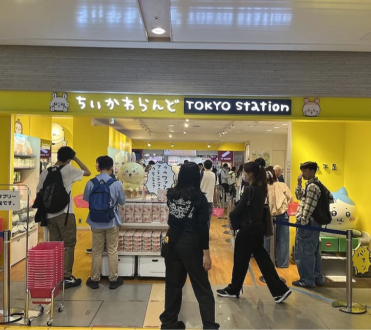 位於東京車站一番街的吉伊卡哇商店,餘額不足被擋在站外的小八,顯眼的黃色招牌人潮不斷