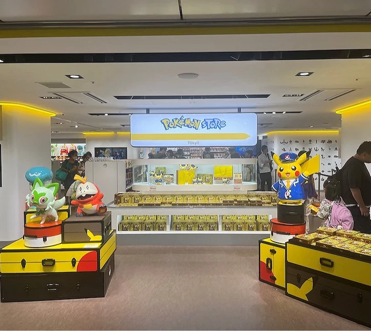 重新開幕的東京車站寶可夢商店,門口以巨大的車站招牌,身穿車長制服的黃色皮卡丘、橘色呆火鱷、綠色新葉喵、藍色潤水鴨迎接客人