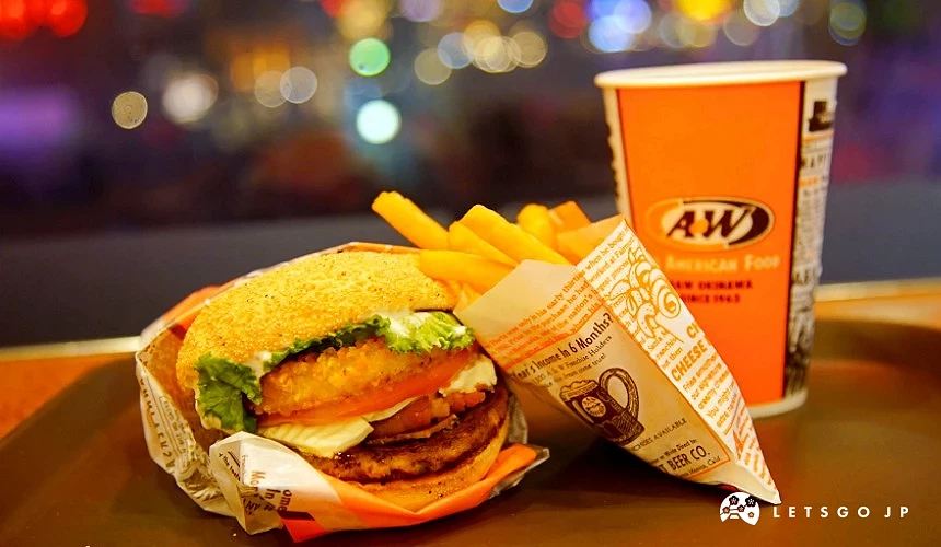 A&W 漢堡的漢堡跟飲料被放置在木桌子上