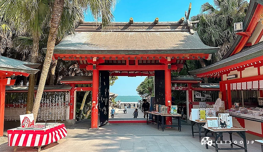 青島神社的正門看出去可以見到海景