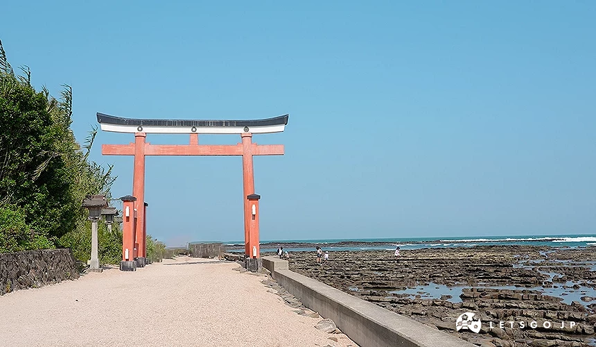 青島神社海邊的鳥居與海相鄰
