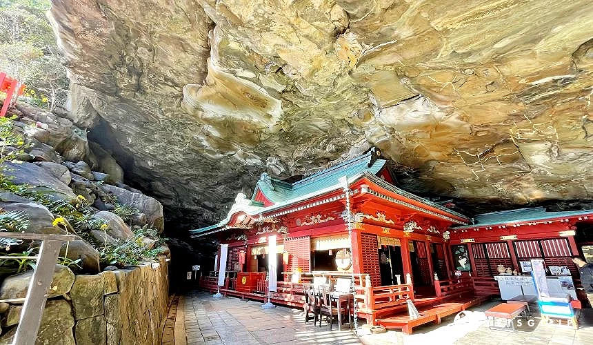 鵜戸神宮,上面即為洞窟岩石