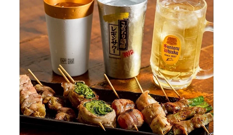 生肉狀態的串燒放在長型盤子上並有三杯酒類飲料