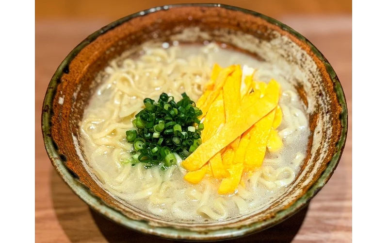 碗中盛有麵條,配料包括青蔥與蛋絲