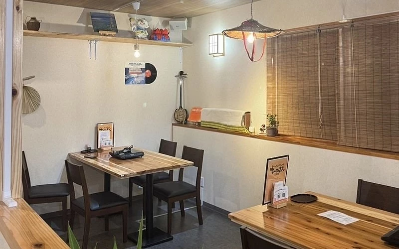 餐廳內部木桌椅座位,牆上掛有唱片與裝飾物